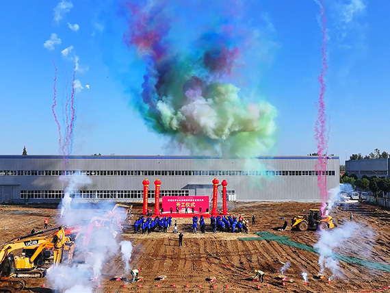 Hongyu Group held a grand commencement ceremony for the assembly workshop in Nanyang Park.
