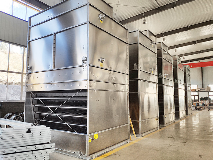 Cocurrent evaporative condenser